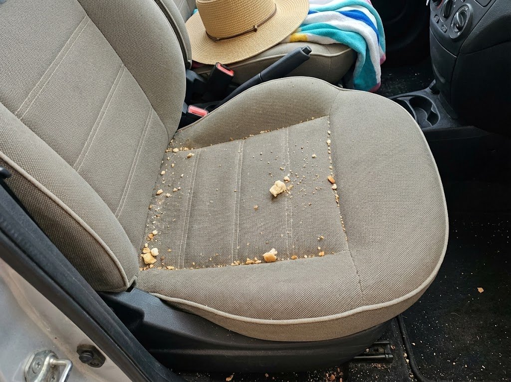 Banco do carro com migalhas e sujeira