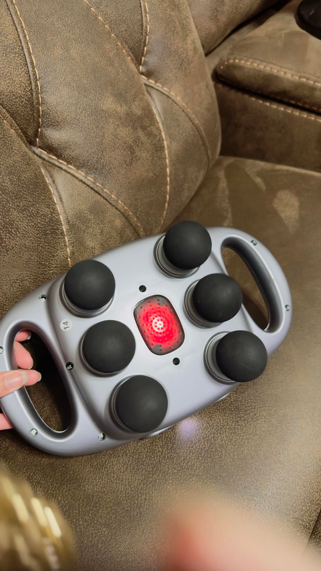 Cliente Conceição a usar o PowerRelax Pro nos ombros