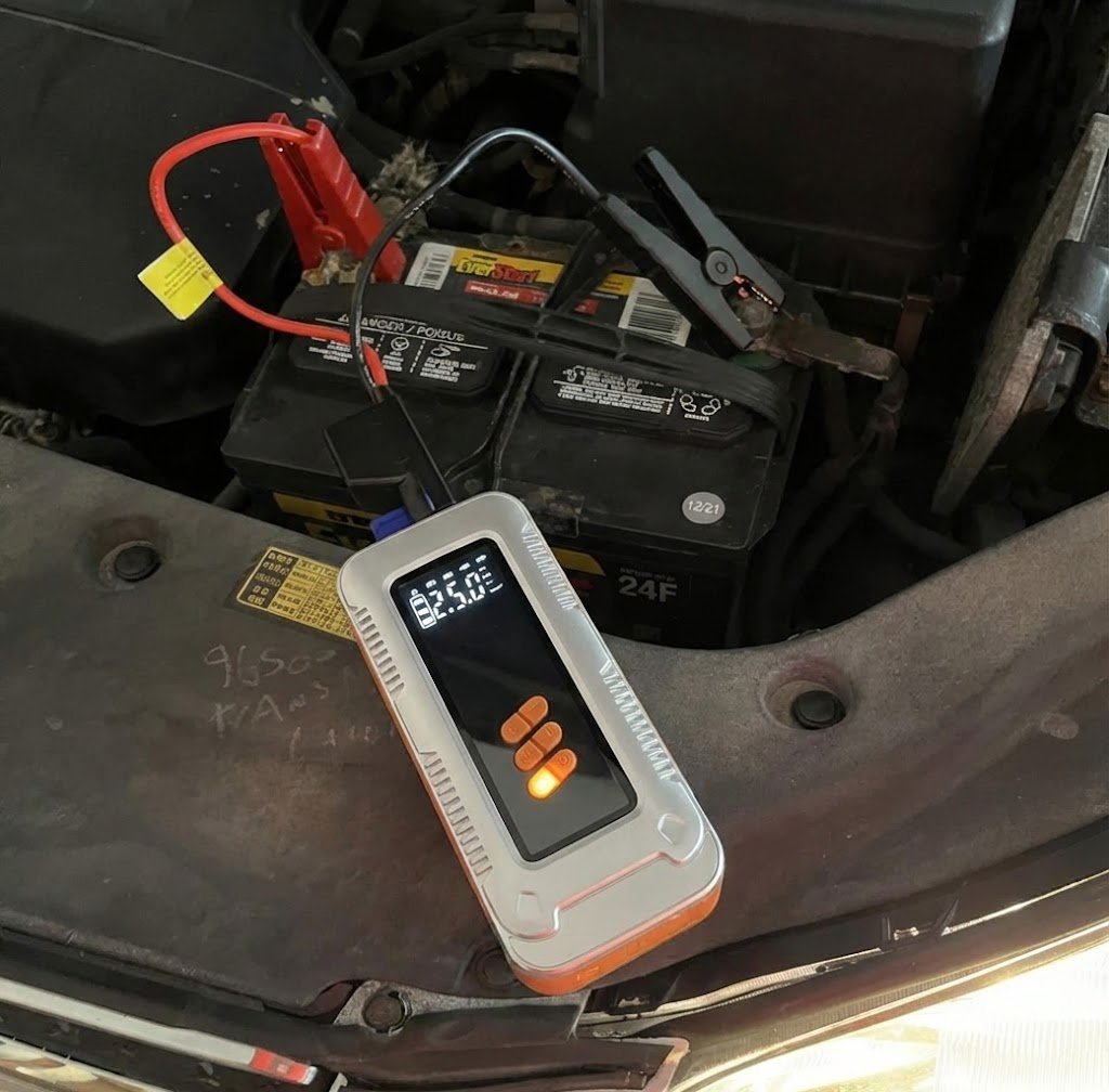 Cliente a usar o Jumpstarter num parque de estacionamento