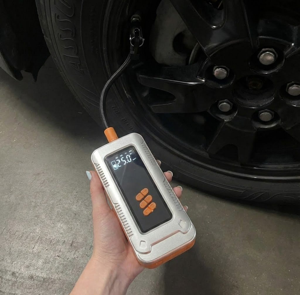 Jumpstarter dentro do porta-luvas de um carro