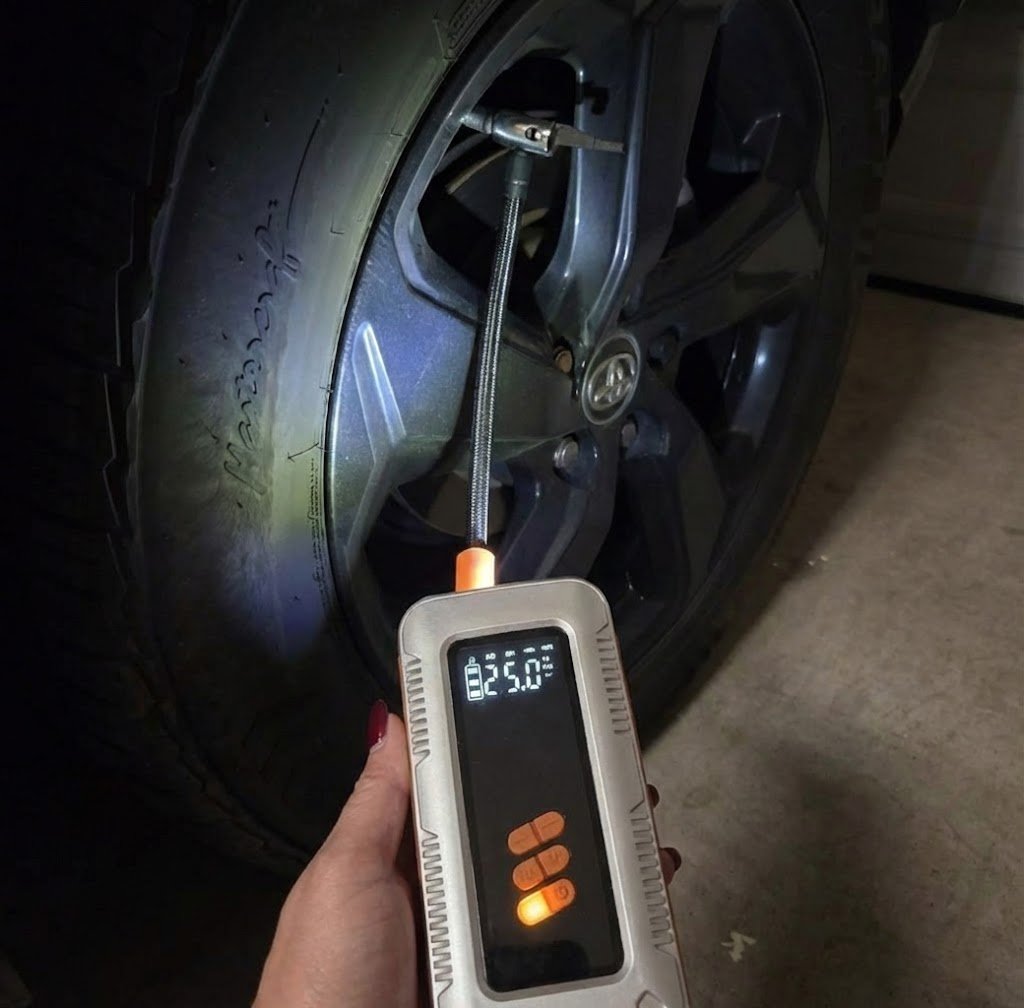 Car Jumpstarter com todos os acessórios na mesa, vista de cima