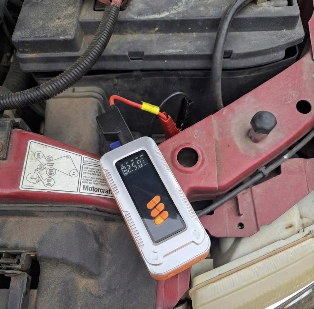 Cliente Manuel usando el dispositivo junto al coche en el aparcamiento