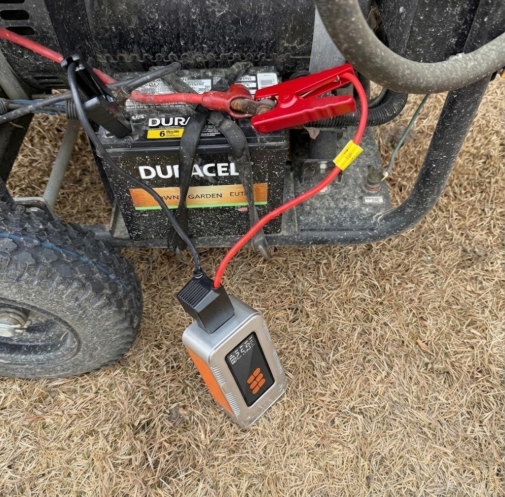 Car Jumpstarter siendo usado en un tractor agr&iacute;cola