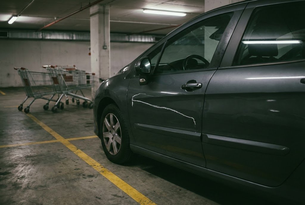 Coche rayado en un aparcamiento sin testigos