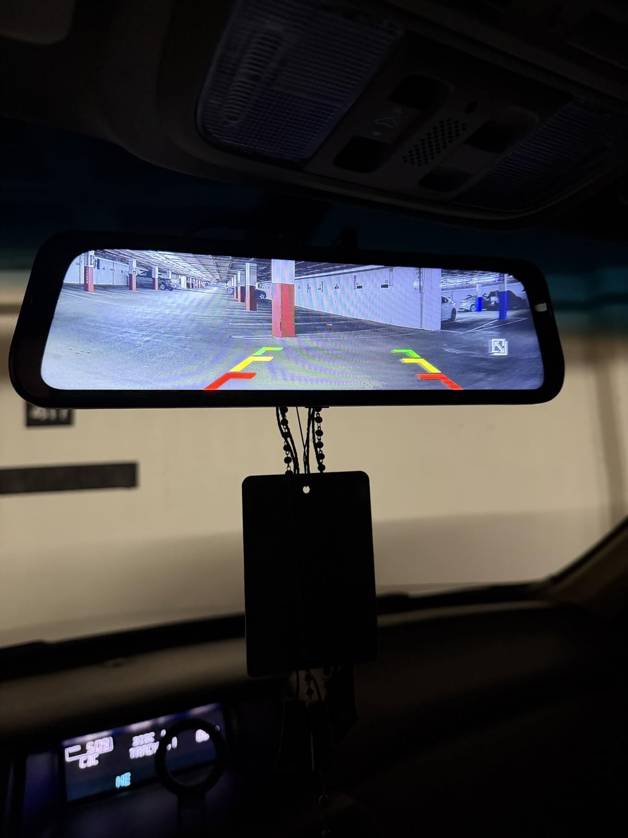 Carlos M. mostrando la dashcam instalada en su coche