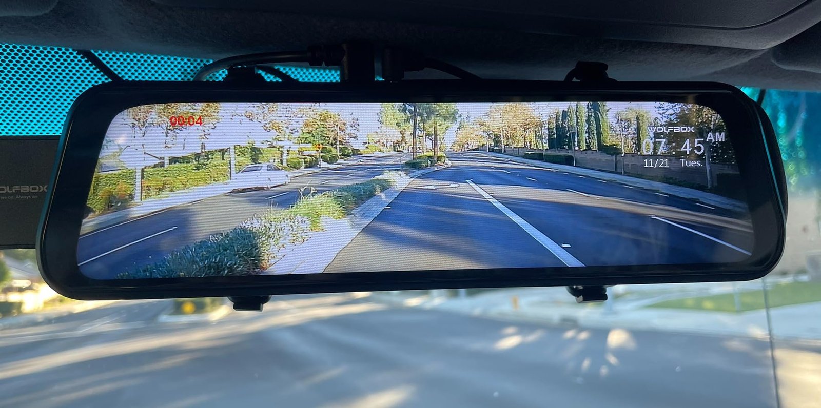 Javier S. junto a su coche con la dashcam