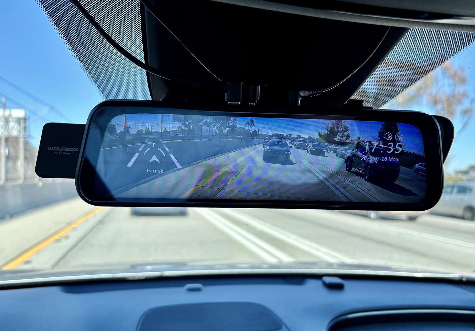 Miguel F. en el interior de su Mégane con la dashcam instalada