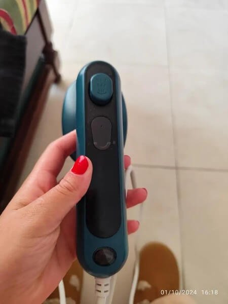 Mini Ferro compacto guardado numa gaveta ao lado de roupa dobrada