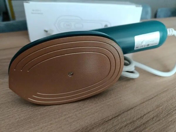 Camisa passada no cabide com o Mini Ferro — resultado impecavel em 90 segundos