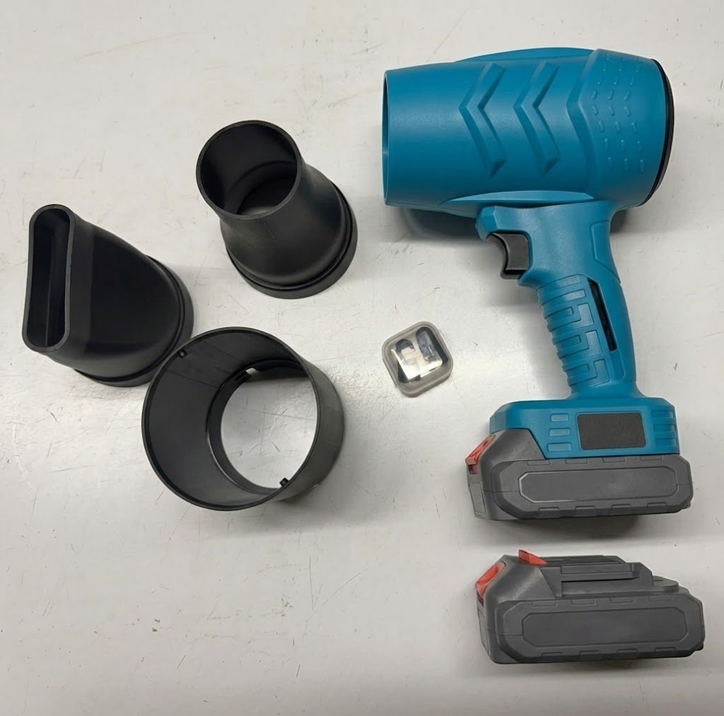 Foto da cliente Adelaide a usar o TurboJet no quintal