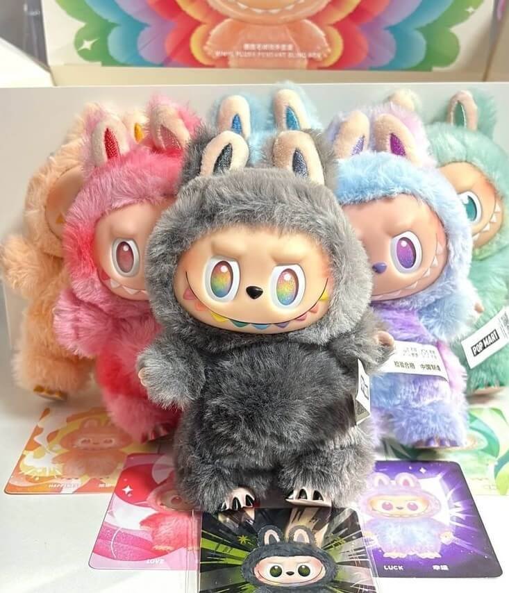 Coleccionista española sujetando Labubu Monsters en casa