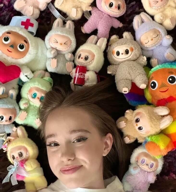 Unboxing de Labubu Monsters en vídeo vertical estilo TikTok