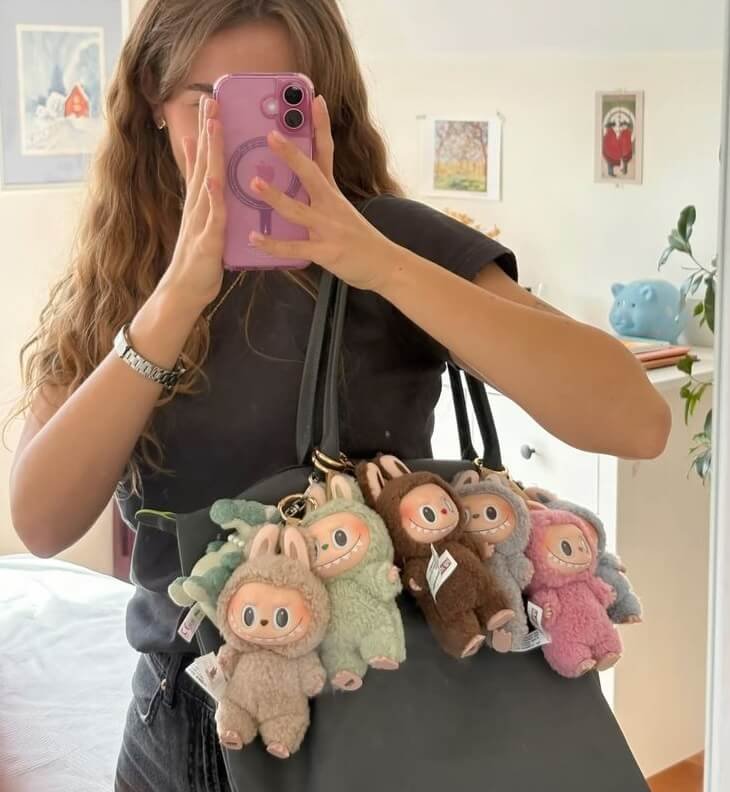 Labubu Monsters envuelta como regalo de cumpleaños