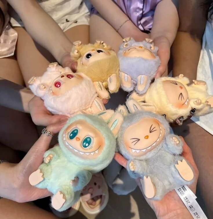 Colección de figuras Labubu Monsters en una estantería moderna