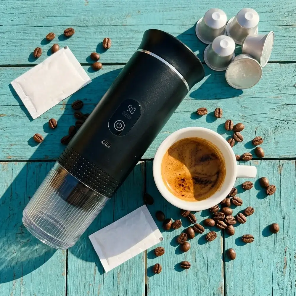 Espresso com crema visto de cima ao lado da CremaGo