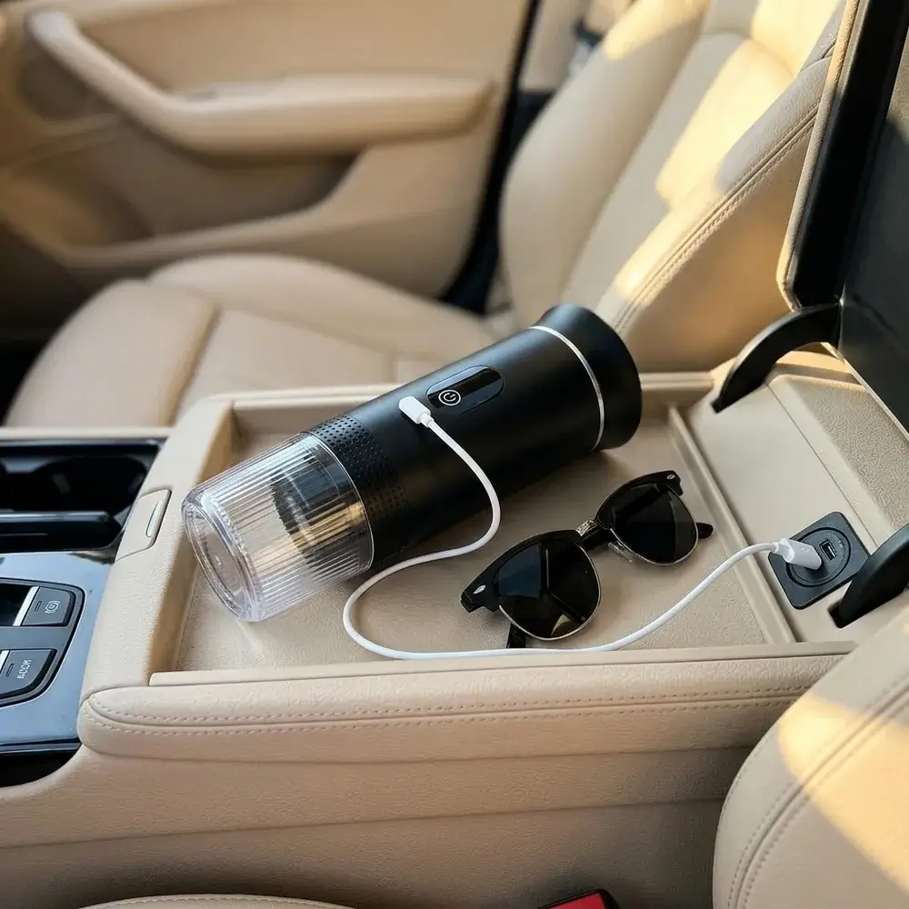 CremaGo ligada por cabo USB-C à porta USB da consola central de um carro
