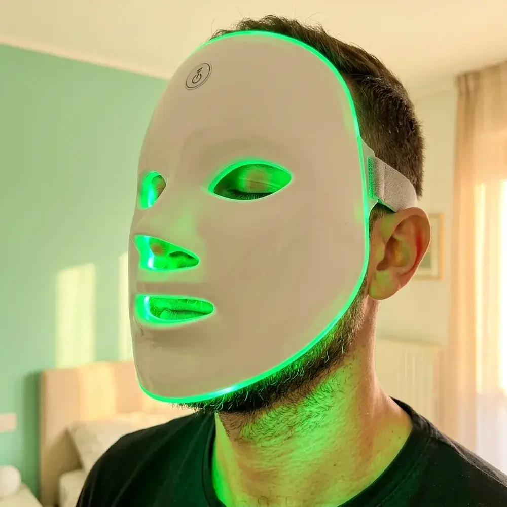 Maschera LED accesa in verde