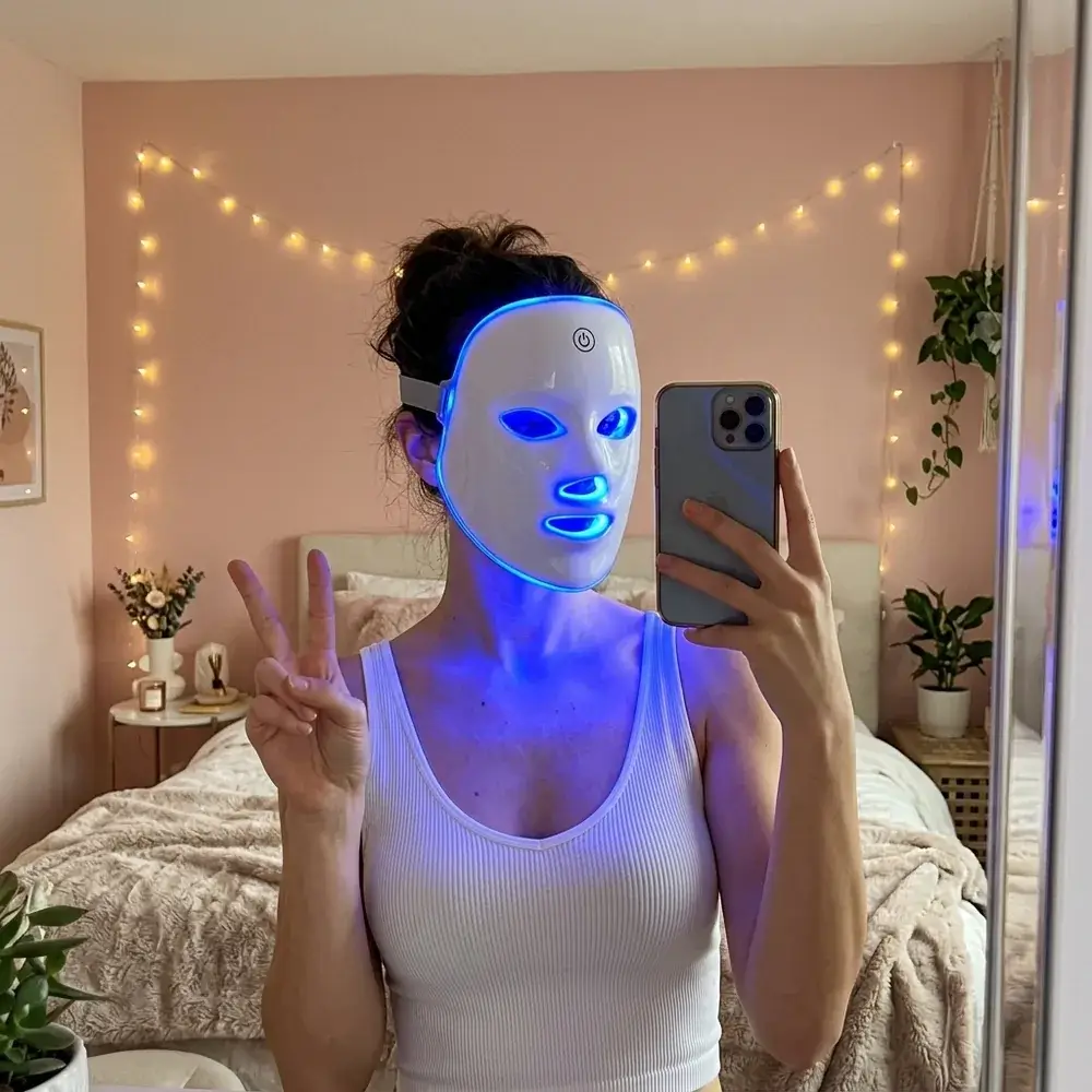 Martina, 29 anni, con la maschera LED accesa in blu