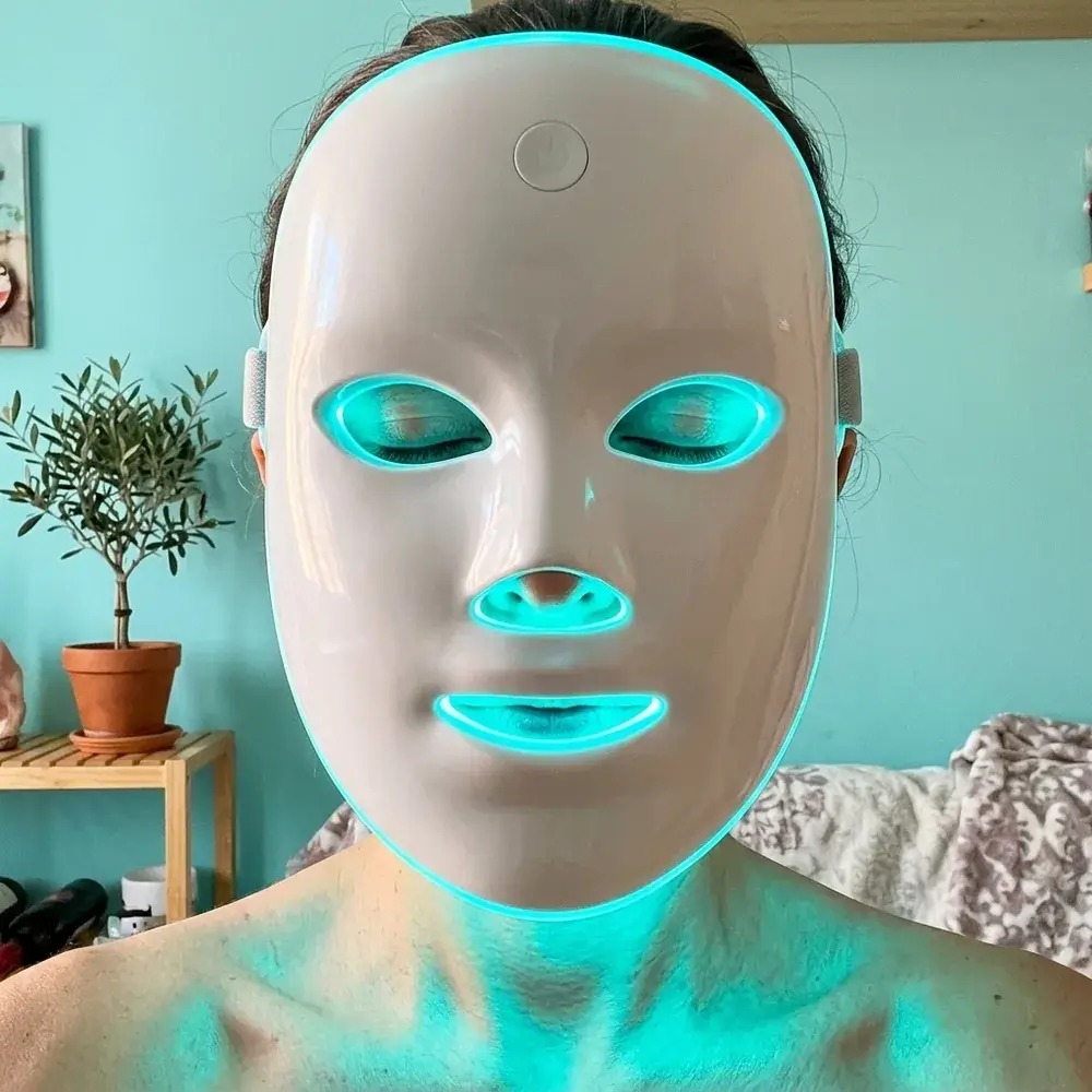 Maschera LED accesa in ciano