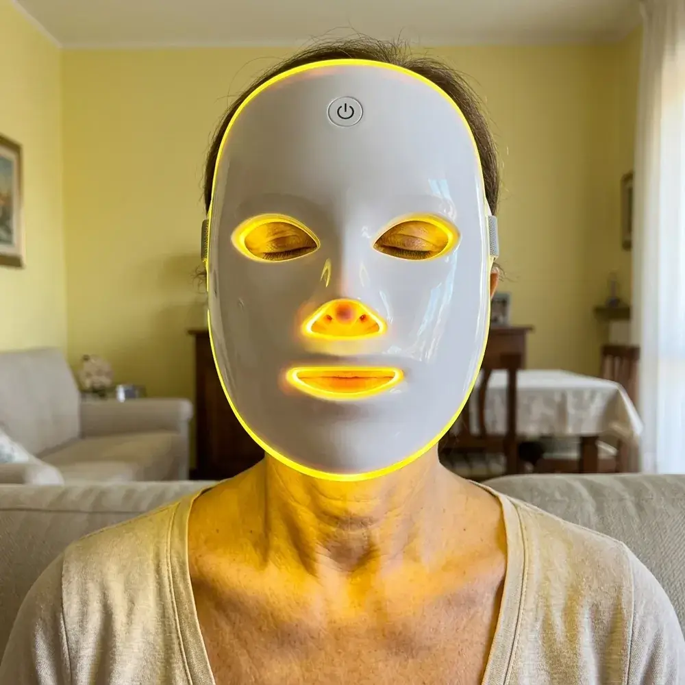 Maschera LED accesa in giallo
