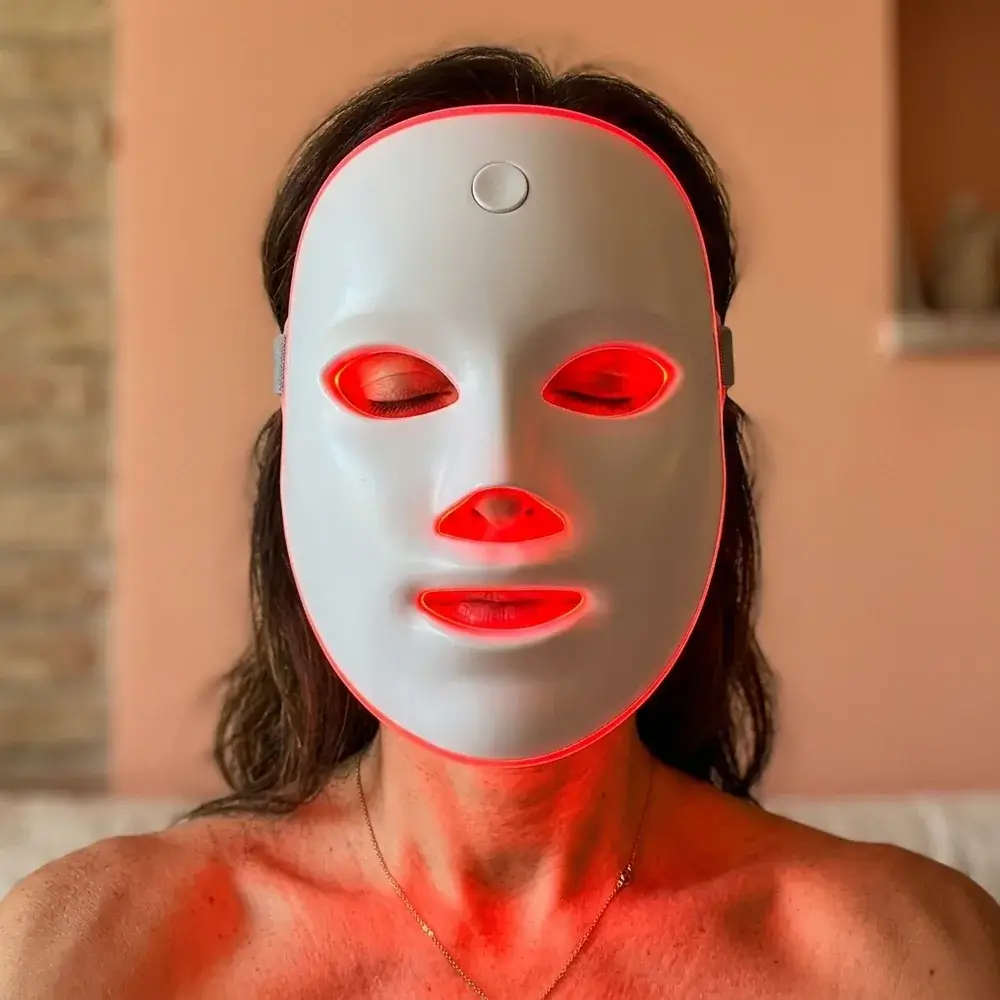 Maschera LED accesa in rosso